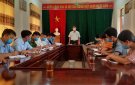 Đồng chí Trần Đức Hùng - PCT UBND huyện Cẩm Thủy kiểm tra công tác chuẩn bị bầu cử tại xã Cẩm Giang